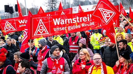 Bereits am vergangenen Montag waren bei VW fast 100.000 Mitarbeiter an neun Standorten in den Warnstreik getreten  / Foto: Sina Schuldt/dpa