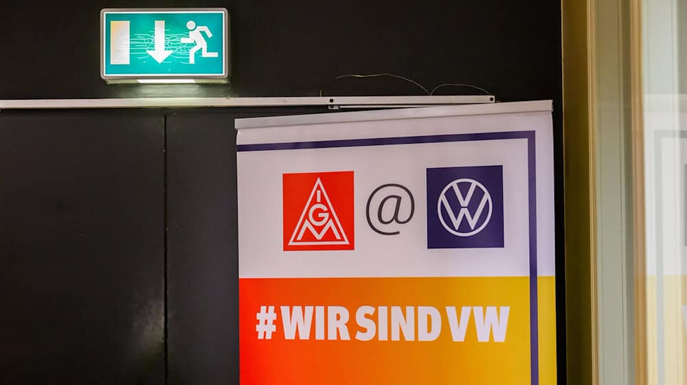 Im VW-Tarifstreit wird seit mehr als 60 Stunden um einen Kompromiss gerungen. (Archivbild) / Foto: Julian Stratenschulte/dpa