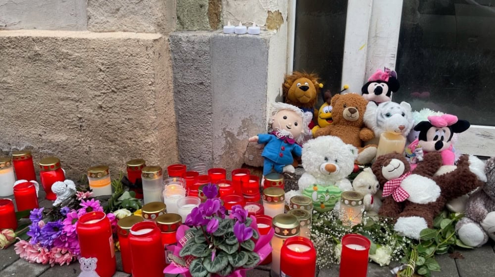 Vor dem Haus in der Meißner Kurt-Hein-Straße: Es werden immer mehr Kerzen, Blumen und Spielzeug. Foto: U. Mallek