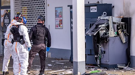 Durch die Sprengung von Geldautomaten wurden 2023 insgesamt 28,4 Millionen Euro erbeutet.  / Foto: Jens Büttner/dpa