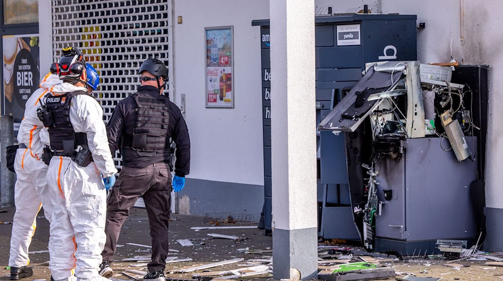 Durch die Sprengung von Geldautomaten entsteht hoher Schaden, die Zahl der Taten in Sachsen ging aber zurück. / Foto: Jens Büttner/dpa