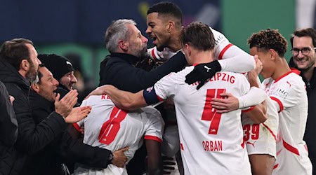 Die Profis von RB Leipzig jubelten demonstrativ mit Trainer Marco Rose / Foto: Hendrik Schmidt/dpa