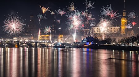 Auch dieses Jahr bleibt in Sachsen Feuerwerk weitgehend erlaubt – aber nicht überall. (Archivbild) / Foto: Robert Michael/dpa