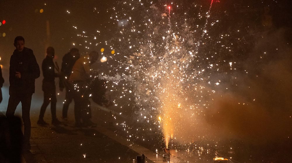 Die Polizei ist in Sachsen mehrfach ausgerückt, weil Menschen bereits vor Silvester Böller und Raketen gezündet haben. (Symbolbild) / Foto: Christoph Reichwein/dpa/dpa-tmn