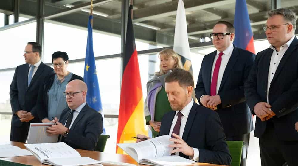 The coalition agreement between the CDU and SPD in Saxony has been signed.  / Photo: Sebastian Kahnert/dpa