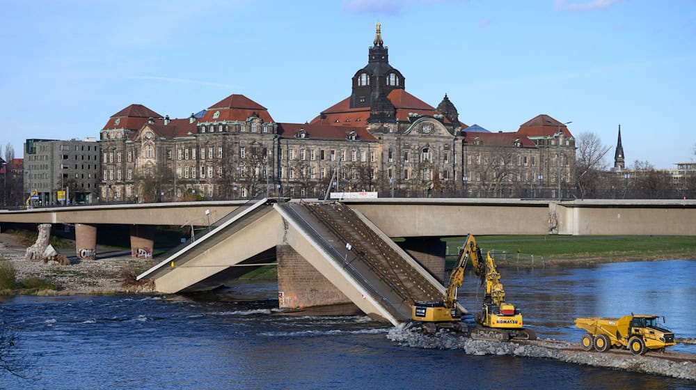 Die Dresdner Carolabrücke muss komplett abgerissen werden. (Archivbild) / Foto: Robert Michael/dpa