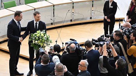 Stary je tež nowy ministerski prezident: Michael Kretschmer (CDU) je znowa wuzwoleny.  / Foto: Sebastian Kahnert/dpa