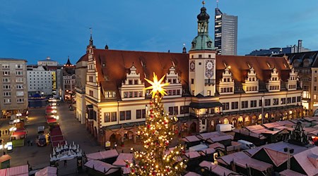 Die Stadt Leipzig erhöht die Sicherheitsvorkehrungen rund um den Weihnachtsmarkt. (Archivbild) / Foto: Sebastian Willnow/dpa