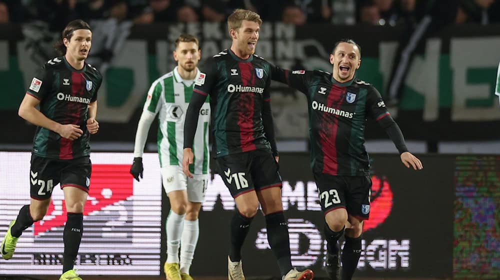 Marcus Mathisen (2nd from right), Baris Atik (r) and Jean Hugonet played a decisive role in Magdeburg's victory / Photo: Friso Gentsch/dpa