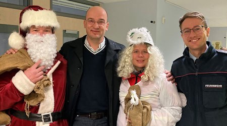 Nikolaus und Weihnachtsengel gemeinsam mit Dr. Robert Böhmer und Markus Bergander in der Kinderklinik - Stadtverwaltung