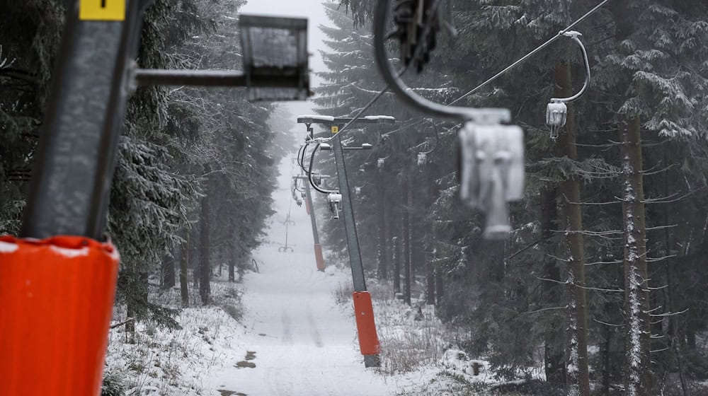 El esquí sigue suspendido en el Fichtelberg, pero los primeros remontes podrían empezar la semana que viene. (Imagen de archivo) / Foto: Jan Woitas/dpa