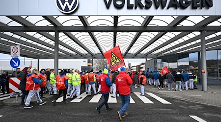 Wobmjezowanje přistajeni přistajeni pola VW w Šwikawje kritizuja předsydstwo a politiku. (Archivbild) / Foto: Hendrik Schmidt/dpa