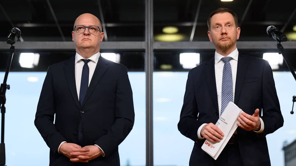 Der von Ministerpräsident Michael Kretschmer (CDU) und Henning Homann (l), Co-Vorsitzender der SPD, vorgestellte Koalitionsvertrag stößt bei Wirtschaft, Opposition und Sozialverbänden auf Kritik.  / Foto: Robert Michael/dpa