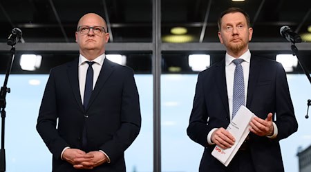 The coalition agreement presented by Minister President Michael Kretschmer (CDU) and Henning Homann (l), co-chairman of the SPD, has met with criticism from business, the opposition and social organizations / Photo: Robert Michael/dpa