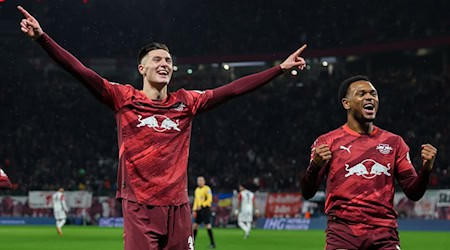 As in the DFB Cup, Benjamin Sesko (l) scores to take the lead. Lois Openda joins in the celebrations / Photo: Jan Woitas/dpa