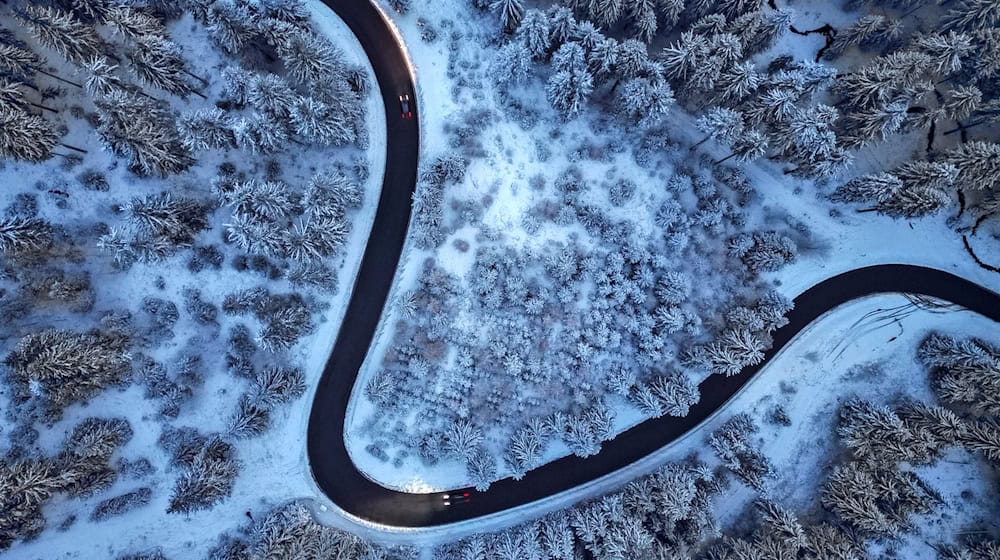 Mit Regen und Sturm wird der zweite Advent in Sachsen eher ungemütlich. Im Bergland macht sich der Winter bemerkbar. (Symbolbild) / Foto: Jan Woitas/dpa