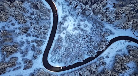 Mit Regen und Sturm wird der zweite Advent in Sachsen eher ungemütlich. Im Bergland macht sich der Winter bemerkbar. (Symbolbild) / Foto: Jan Woitas/dpa