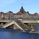 Die Dresdner Carolabrücke muss komplett abgerissen werden. / Foto: Robert Michael/dpa