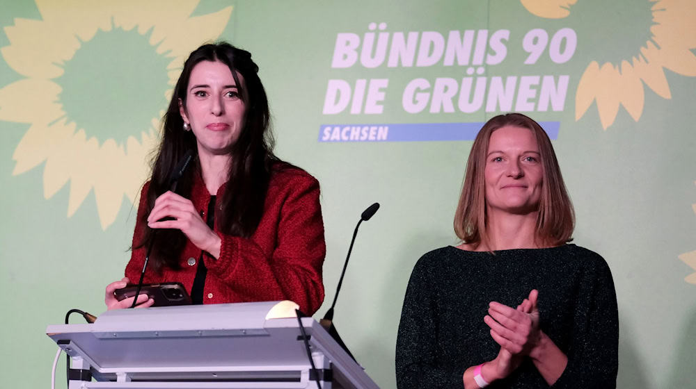 Marie Müser (izquierda) y Christin Furtenbacher, presidenta estatal de Alianza 90/Los Verdes de Sajonia / Foto: Sebastian Willnow/dpa