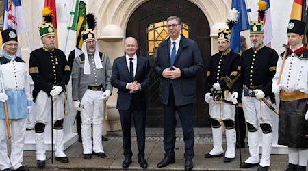 Федерального канцлера Олафа Шольца (СДПН, ліворуч) та президента Сербії Александара Вучича зустрічає почесна варта з традиційних гірських жителів Фрайберга / Фото: Sebastian Kahnert/dpa