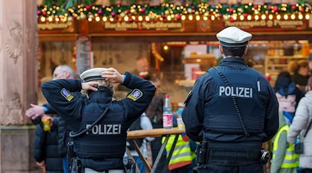 Die Weihnachtsmärkte in Sachsen bleiben geöffnet, sind aber auf die (Archivbild) / Foto: Andreas Arnold/dpa