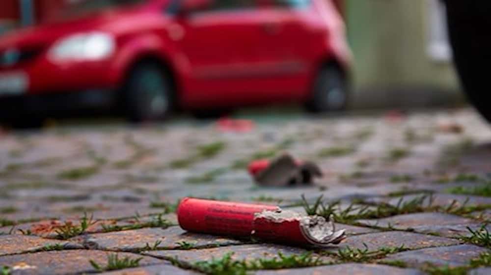 Böller und Auto. Geht das gut? Foto: ADAC