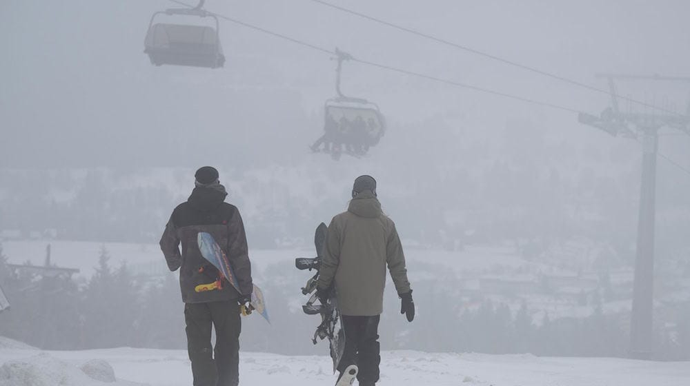 Trübes Wetter zum Auftakt der Skisaison: Am Fichtelberg haben die ersten Pisten geöffnet.  / Foto: Sebastian Kahnert/dpa