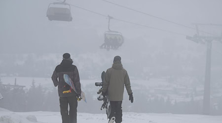 Trübes Wetter zum Auftakt der Skisaison: Am Fichtelberg haben die ersten Pisten geöffnet.  / Foto: Sebastian Kahnert/dpa