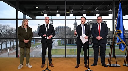 Knježerstwo a opozicija měłoj sej ruku podać, rjekny šef SPD Henning Homann (2. wotlěwa). / Foto: Robert Michael/dpa