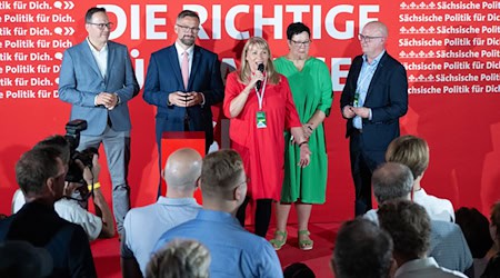 Die Zukunft der Regierungsbildung in Sachsen hängt von einem Mitgliederentscheid ab. Dirk Panter (l) und Petra Köpping (M.) sollen Ministerien übernehmen. (Archivbild) / Foto: Sebastian Kahnert/dpa