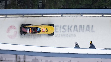  Francesco Friedrich a Simon Wulff postaraštaj so hnydom w prěnim swětowym cupowym běhu wo startowy rekord. / Foto: Sebastian Kahnert/dpa