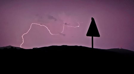 Blitze wie hier im Harz waren im zu Ende gehenden Jahr seltener in Mitteldeutschland. (Archivbild) / Foto: Matthias Bein/dpa