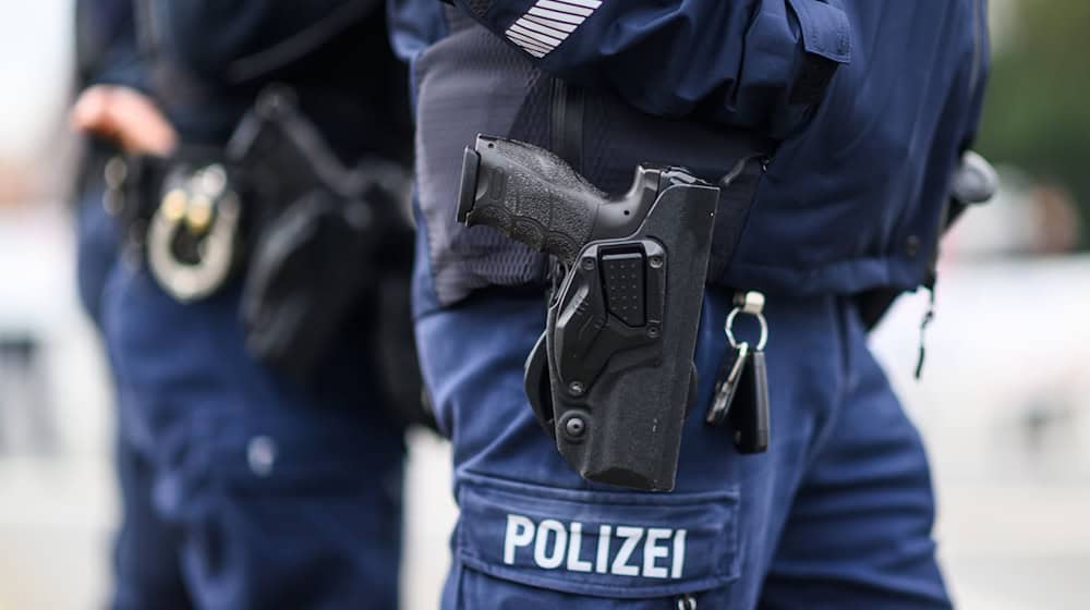 Ein Taxi-Fahrgast hat laut Polizei in Schkeuditz eine verfassungsfeindliche Geste gezeigt (Symbolbild). / Foto: Robert Michael/dpa