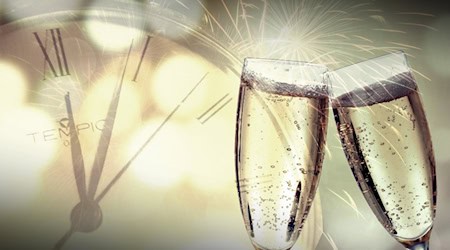 Sektgläser und Uhr