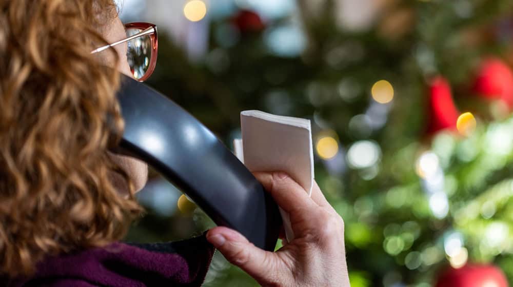 At Christmas, a particularly large number of people turn to the telephone helpline. (Symbolic image) / Photo: Jens Büttner/dpa