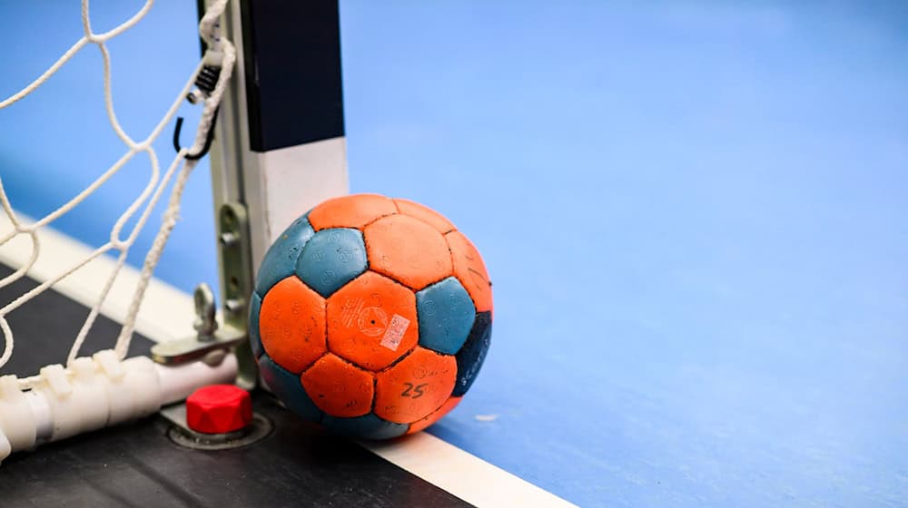  Un balón junto a la portería / Foto: Tom Weller/dpa