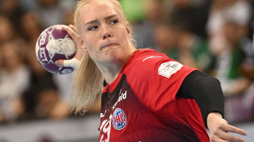 Johanna Reichert a zwjazkowa liga-mjetarki durinskeho HC přizemitej w přesćěhowanskim duelu přećiwo Blombergej-Lippe wažne dobyće.  / Foto: Marijan Murat/dpa