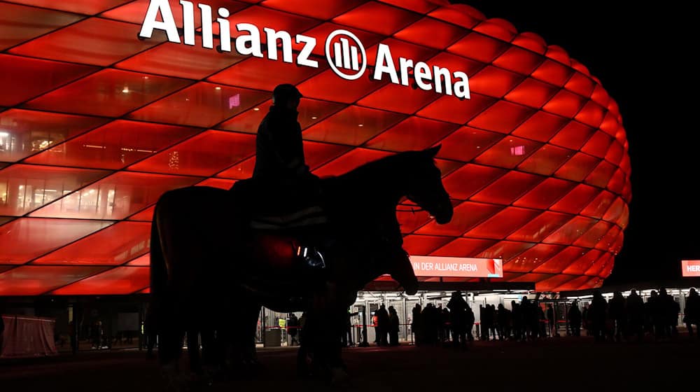 Die Allianz Arena in München erstrahlt vor dem Heimspiel des FC Bayern gegen RB Leipzig in Rot. / Foto: Sven Hoppe/dpa