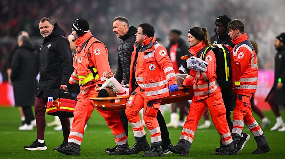 Leipzig's Benjamin Henrichs has to be stretchered off the pitch. / Photo: Tom Weller/dpa