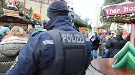 Nach der Todesfahrt in Magdeburg wurde die Polizeipräsenz auf Weihnachtsmärkten in  Sachsen erhöht. / Foto: Bodo Schackow/dpa