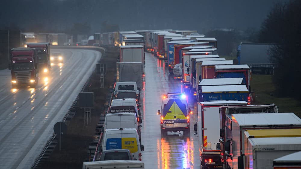 The police warn of traffic jams in the Christmas traffic towards Poland. (Archive photo) / Photo: Robert Michael/dpa-Zentralbild/dpa