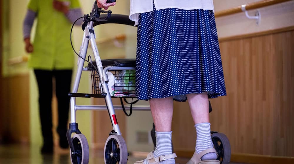 Residents of nursing homes have to bear part of the costs themselves (symbolic image). / Photo: Jens Büttner/dpa