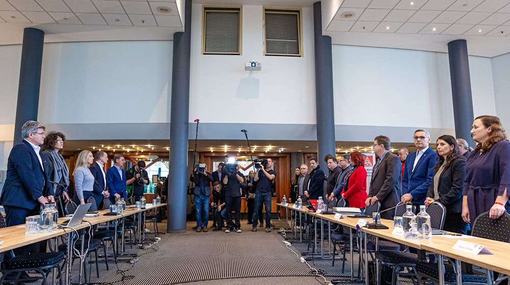 Seit Montag ringen Vertreter von VW und IG Metall um eine Einigung im Tarifstreit. (Archivbild) / Foto: Moritz Frankenberg/dpa