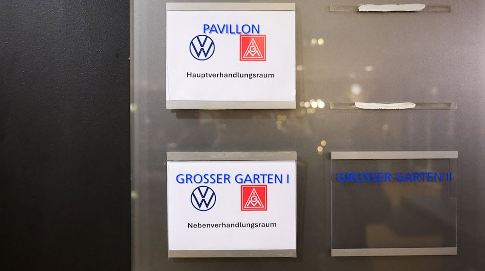 Laut IG Metall ist es die längste Tarifrunde aller Zeiten bei Volkswagen. (Archivbild) / Foto: Julian Stratenschulte/dpa