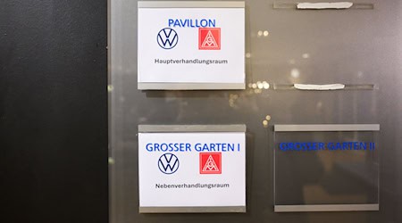 Laut IG Metall ist es die längste Tarifrunde aller Zeiten bei Volkswagen. (Archivbild) / Foto: Julian Stratenschulte/dpa