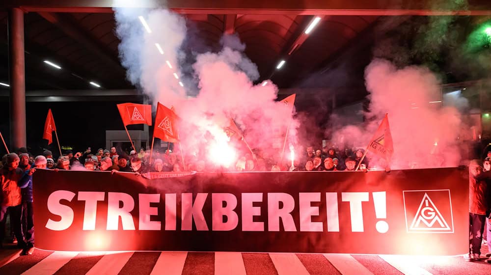 Zum Ende der Friedenspflicht bekunden Beschäftigte von Volkswagen ihre Streikbereitschaft.  / Foto: Hendrik Schmidt/dpa