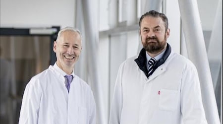 Die beiden Chefärzte Dr. med Mark Schnöring (l.) und Dr. med. Mario Leimert. Foto: Elblandkliniken Meißen