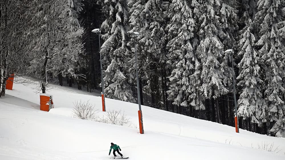 Vor einem Jahr bevölkerten bereits Skifahrer und Snowboarder die Pisten am Fichtelberg. Derzeit müssen sich die Wintersportler noch gedulden. (Archivbild) / Foto: Patricia Bartos/dpa