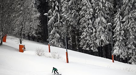 A year ago, skiers and snowboarders were already populating the slopes on the Fichtelberg. At the moment, winter sports enthusiasts still have to be patient. (Archive image) / Photo: Patricia Bartos/dpa