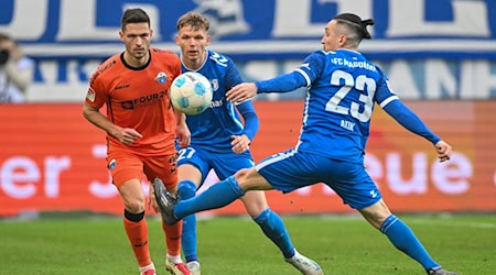 Baris Atik (r) and Philipp Hercher (M) were central figures in the FCM game against Paderborn / Photo: Christophe Gateau/dpa